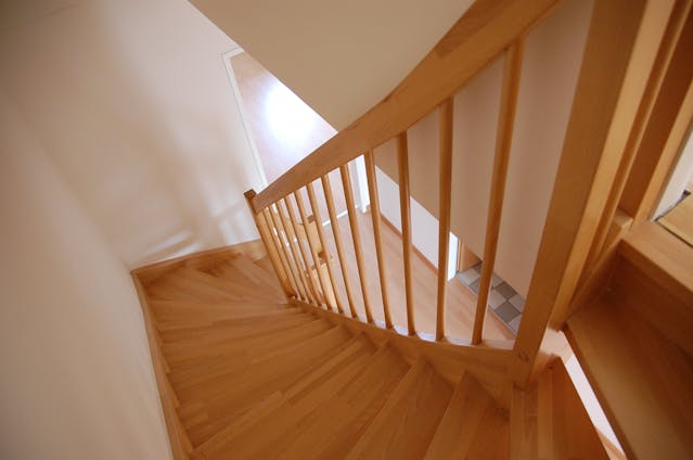 empty%20wooden%20stairs%20in%20an%20apartment